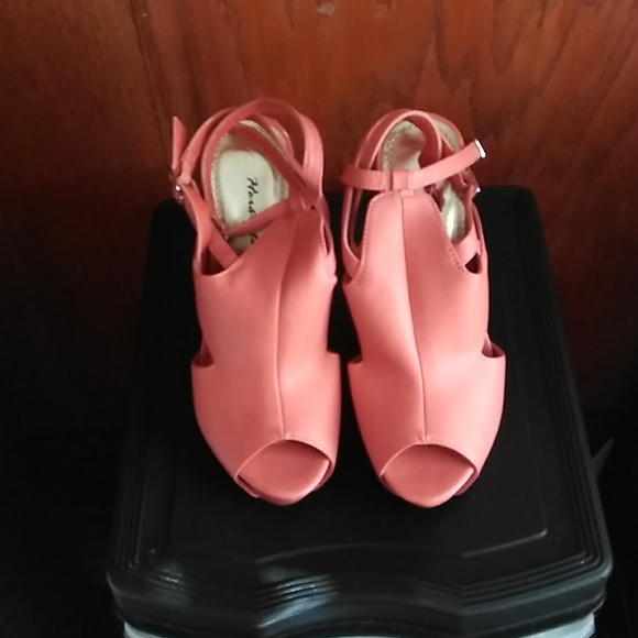 Women Shoes - Picture 4 of 9